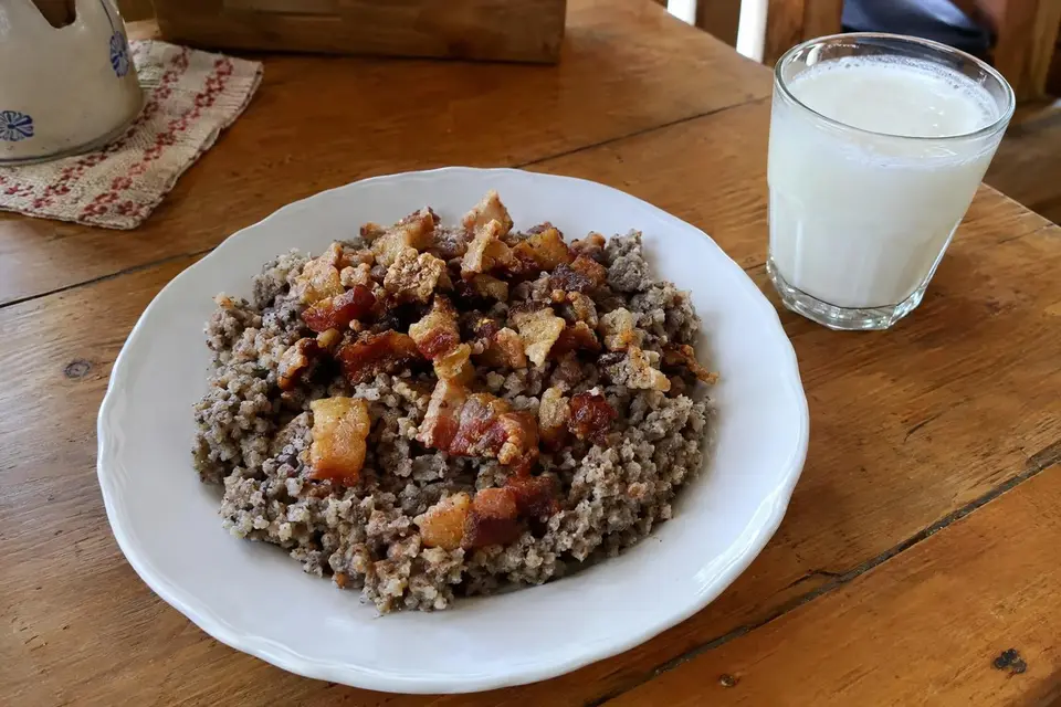 Krožnik ajdovih žgancev z ocvirki